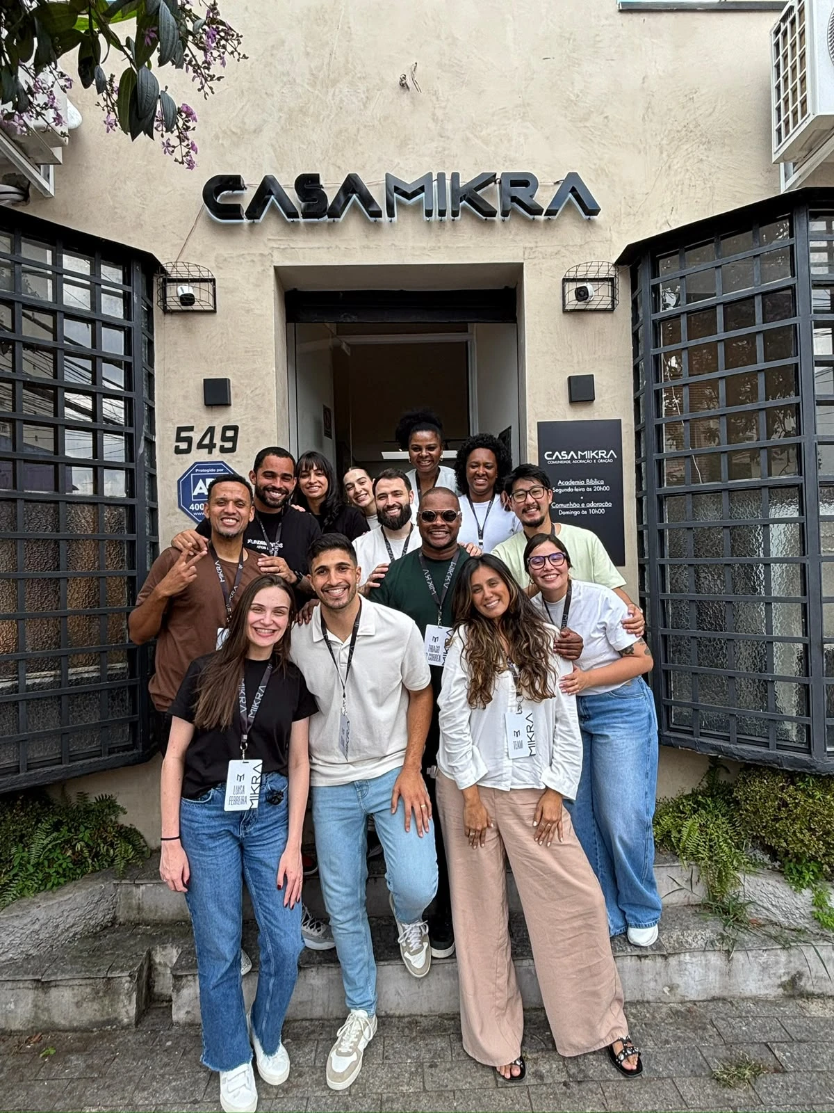 Comunidade Mikra reunida em frente à Casa Mikra